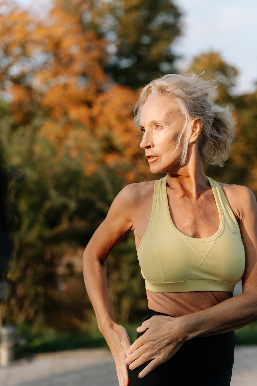 woman inn sports bra exercising